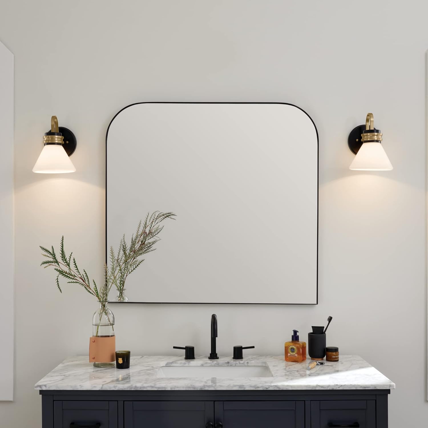 Kichler Farum – Aplique de pared con 1 luz de 9.5 pulgadas con cristal de ópalo en negro con bronce champán