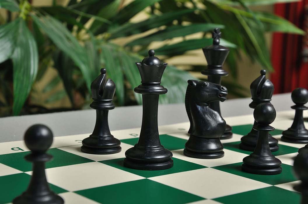 La Casa De Series de Competencia del Staunton piezas de plásticojuego de ajedrez sólo3.75″ Blanco y Negro