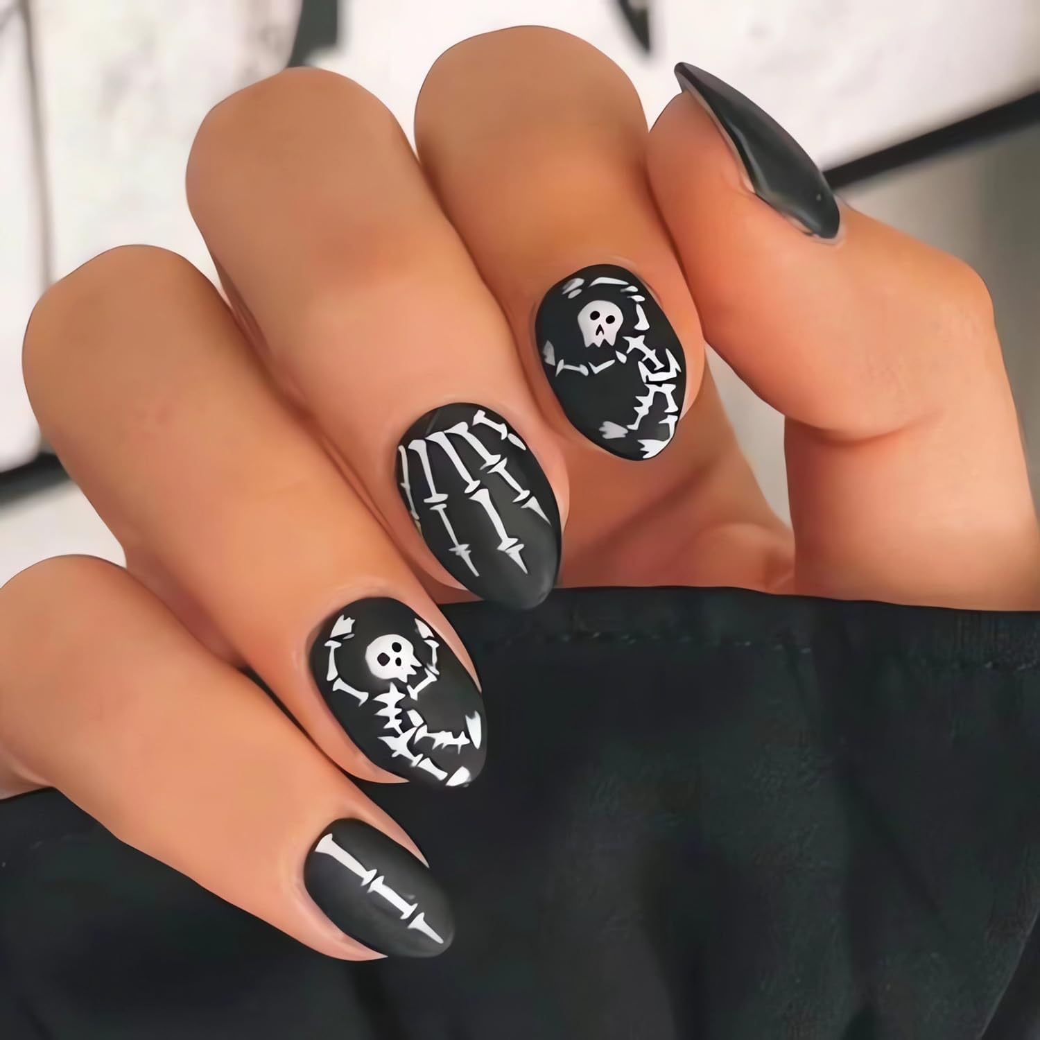 24 uñas negras a presión de Halloween, uñas postizas medianas de forma ovalada para Halloween, uñas con pegamento en uñas con patrón de esqueleto