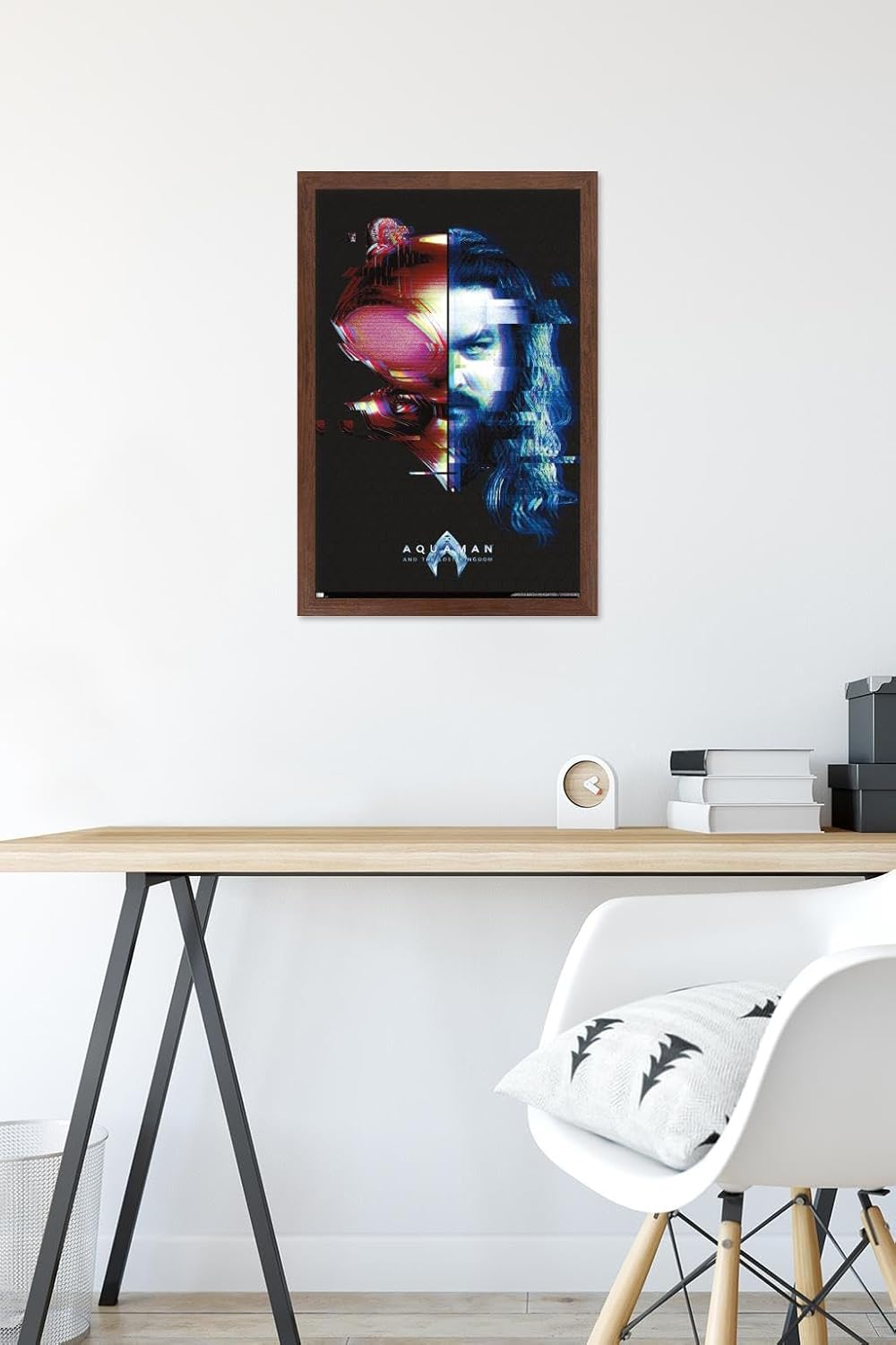 Trends International DC Comics Movie Aquaman y el Reino Perdido – Póster de pared de Faceoff, 14.72 x 22.37 pulgadas, versión enmarcada de caoba