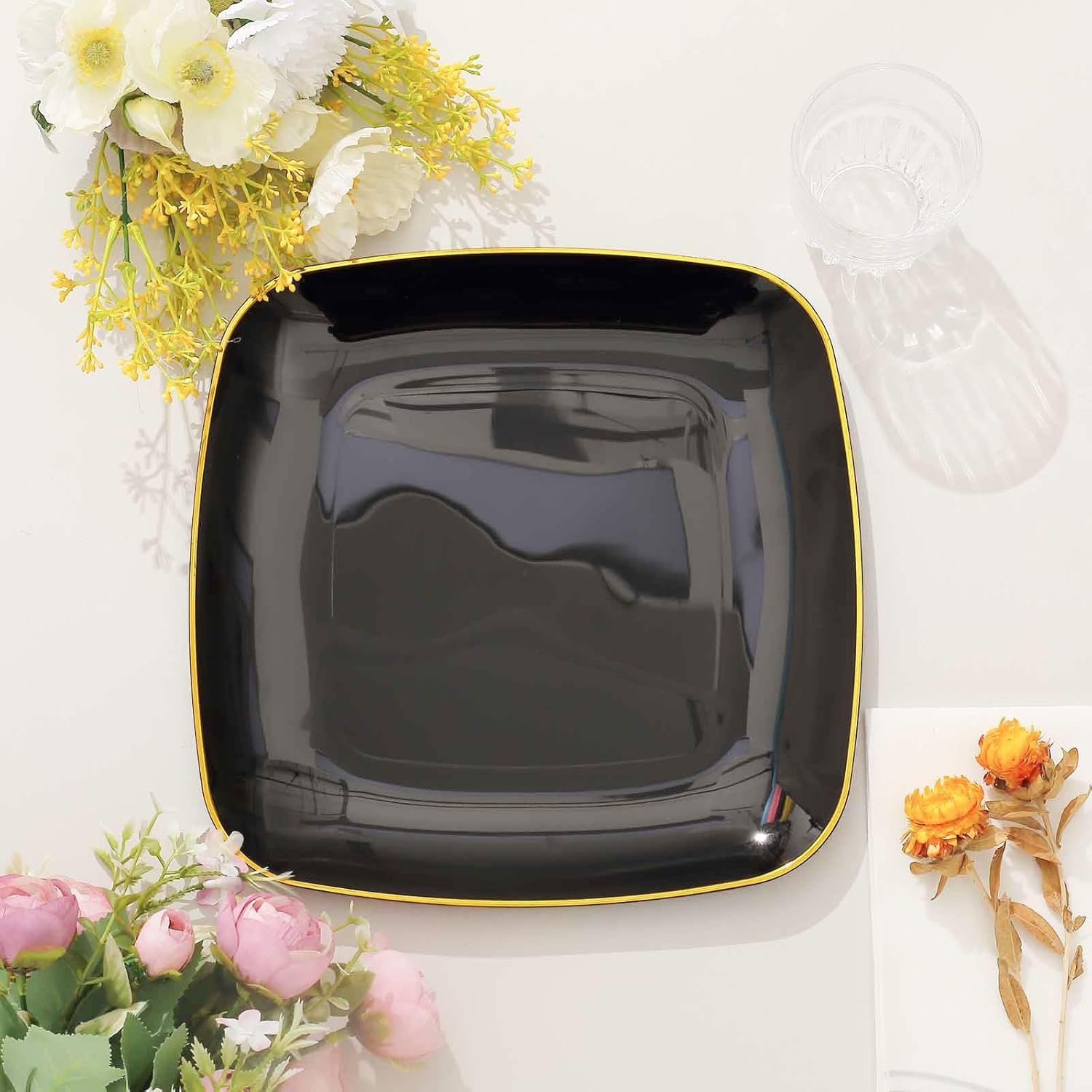 Efavormart – Paquete de 10 platos cuadrados de plástico para postre de 10 pulgadas, color negro con borde dorado, platos desechables para ensalada