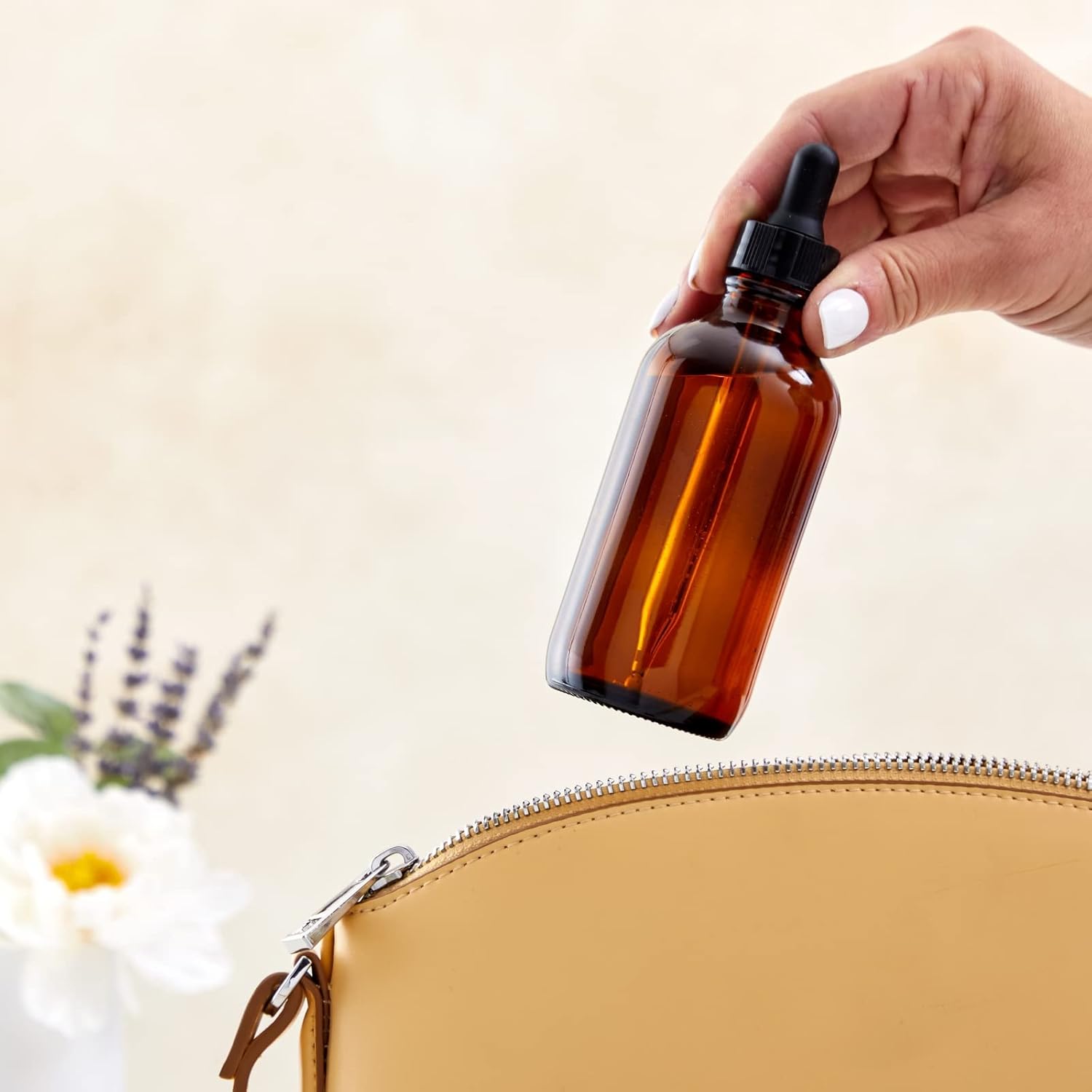 Juvale Paquete de 15 botellas de vidrio ámbar de 4 onzas con dispensador de cuentagotas y 6 embudos para aceites esenciales, viajes, perfumes,