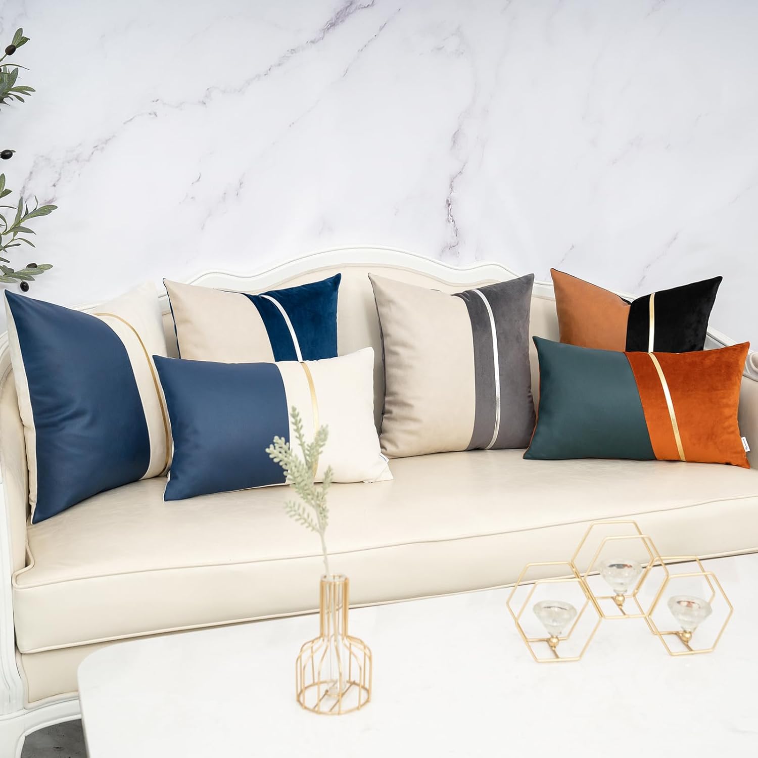 Yamminess Paquete de 2 fundas de almohada decorativas de 18 x 18 pulgadas, fundas de cojín de piel sintética beige y terciopelo gris, fundas de