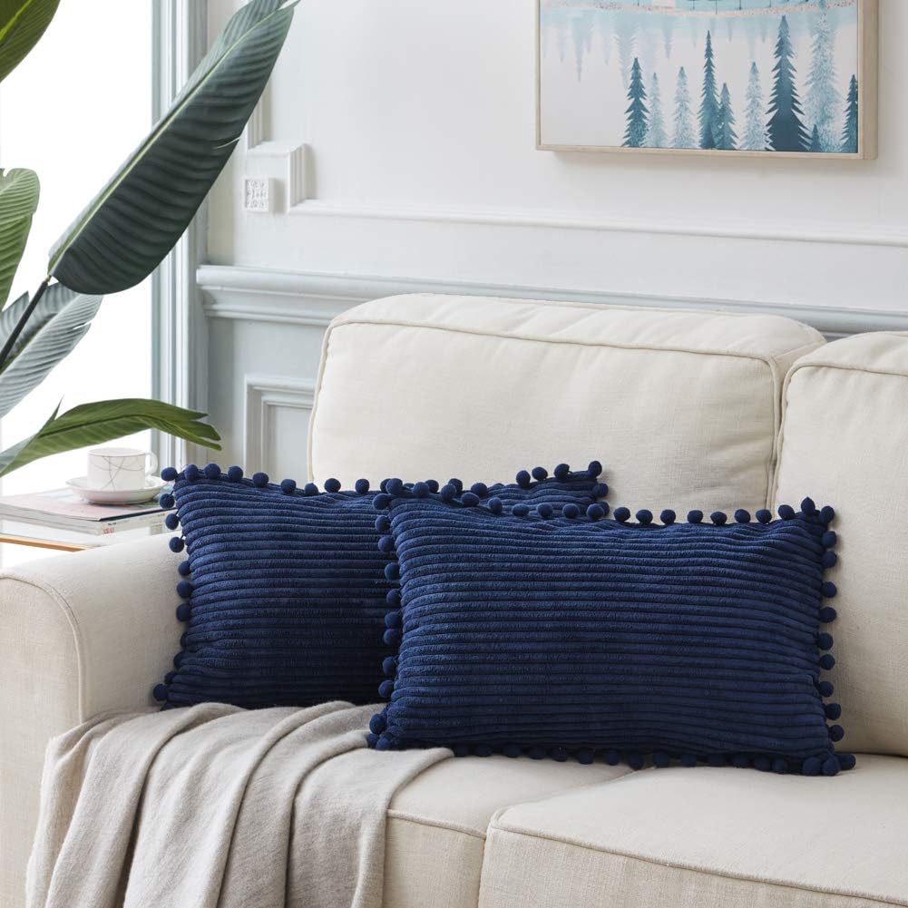 Fancy Homi – Paquete de 2 fundas de cojines, de pana suave y decorativas, con pompones, cuadradas, de color liso, fundas de cojines para sofá,