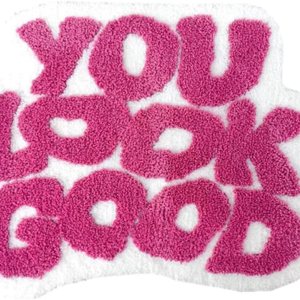 qwnty Alfombra de baño rosa de 24 x 31 pulgadas, divertidas alfombrillas de baño con texto en inglés “You Look Good”, bonitas alfombras de baño para qwnty Alfombra de baño rosa de 24 x 31 pulgadas, divertidas alfombrillas de baño con texto en inglés “You Look Good”, bonitas alfombras de baño para