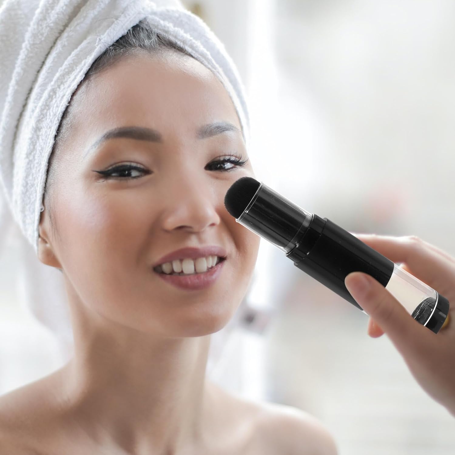 VOSAREA Brocha de base para maquillaje, cepillo para polvo con botella de polvo suelta recargable, frasco, cepillo de viaje para rubor (negro)