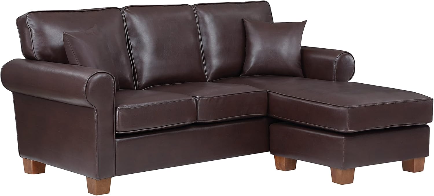 OSP Home Furnishings Rylee – Sofá seccional reversible con brazo enrollado con 2 almohadas y patas con acabado café, piel sintética de cacao