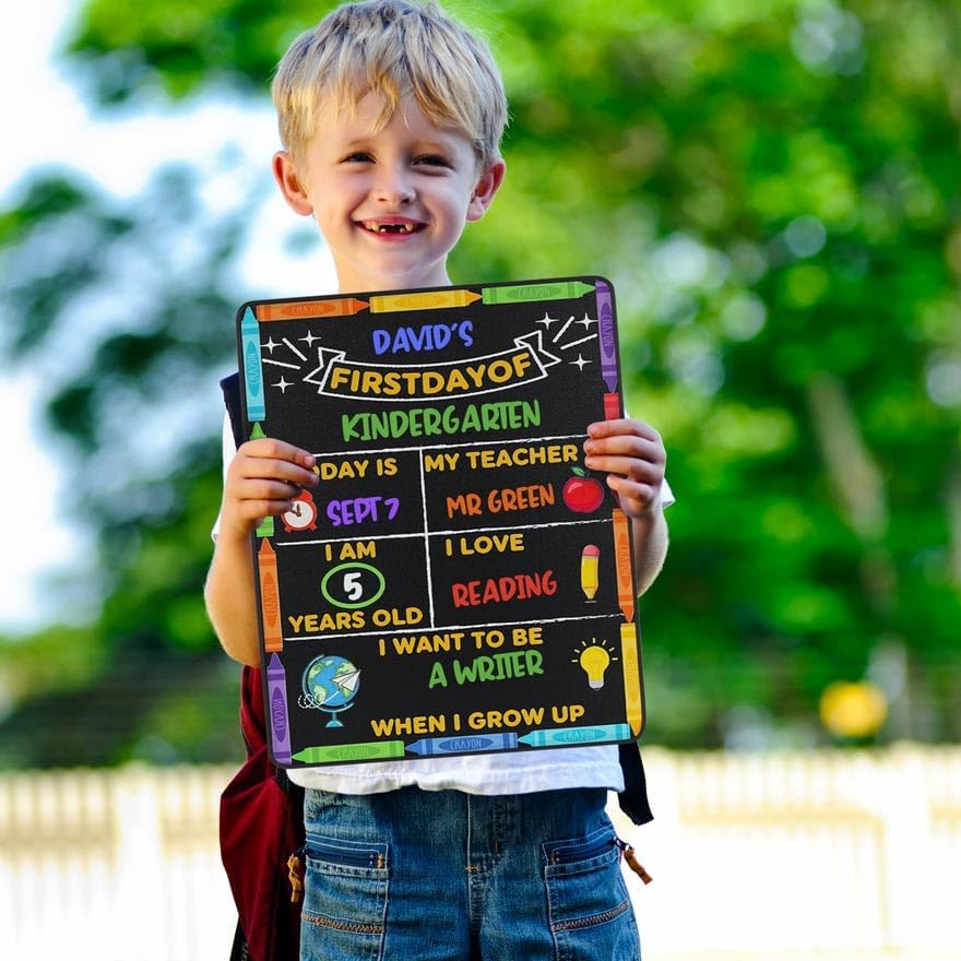 Cartel de primer día de escuela, suministros de pizarra de regreso a clases, letrero de pizarra con texto en inglés “My First Last Day of School”,