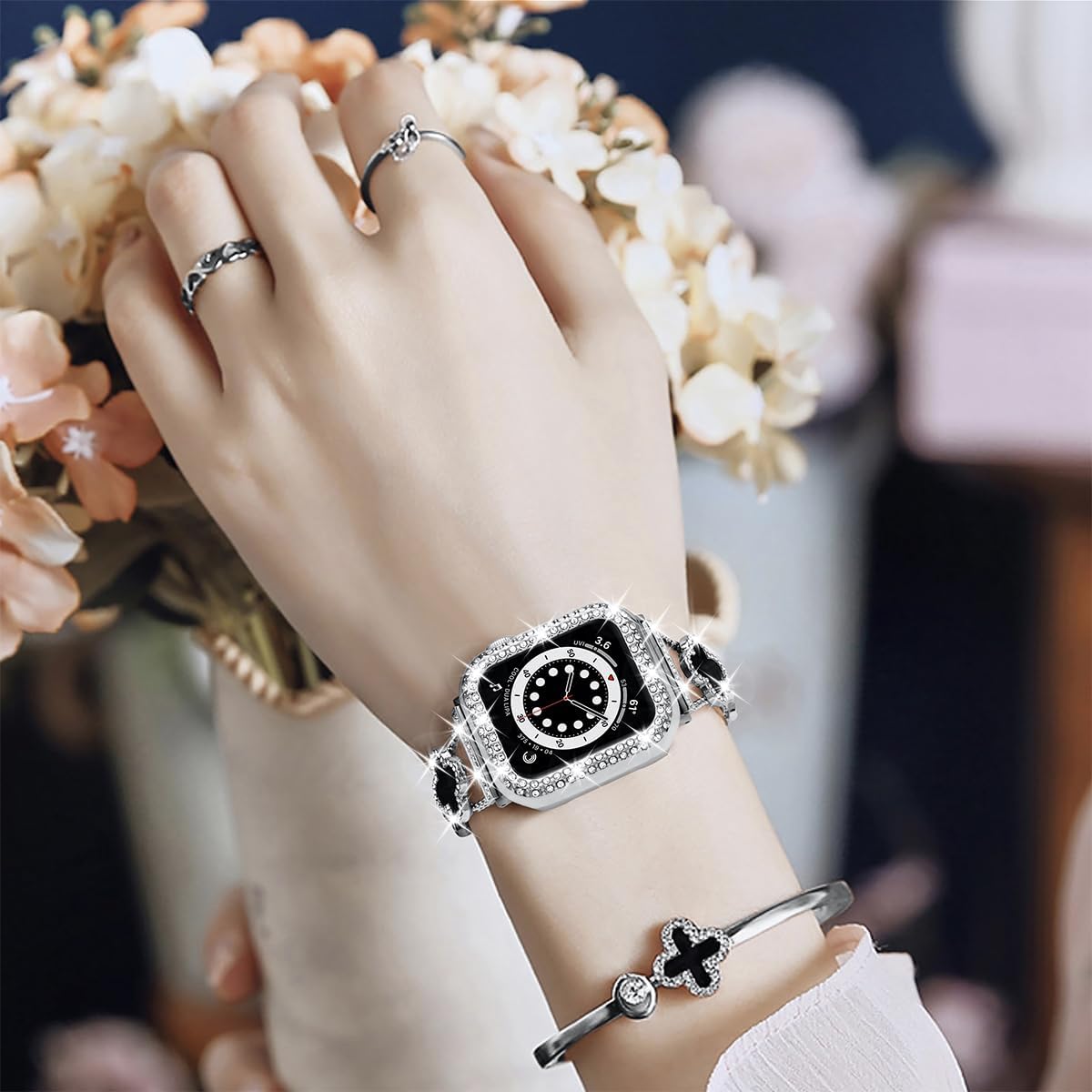 La correa de metal de diamante añade brillo a tu reloj. Compatible con Apple Watch Band y Case Series 987SE654321. El trébol es simple y elegante.
