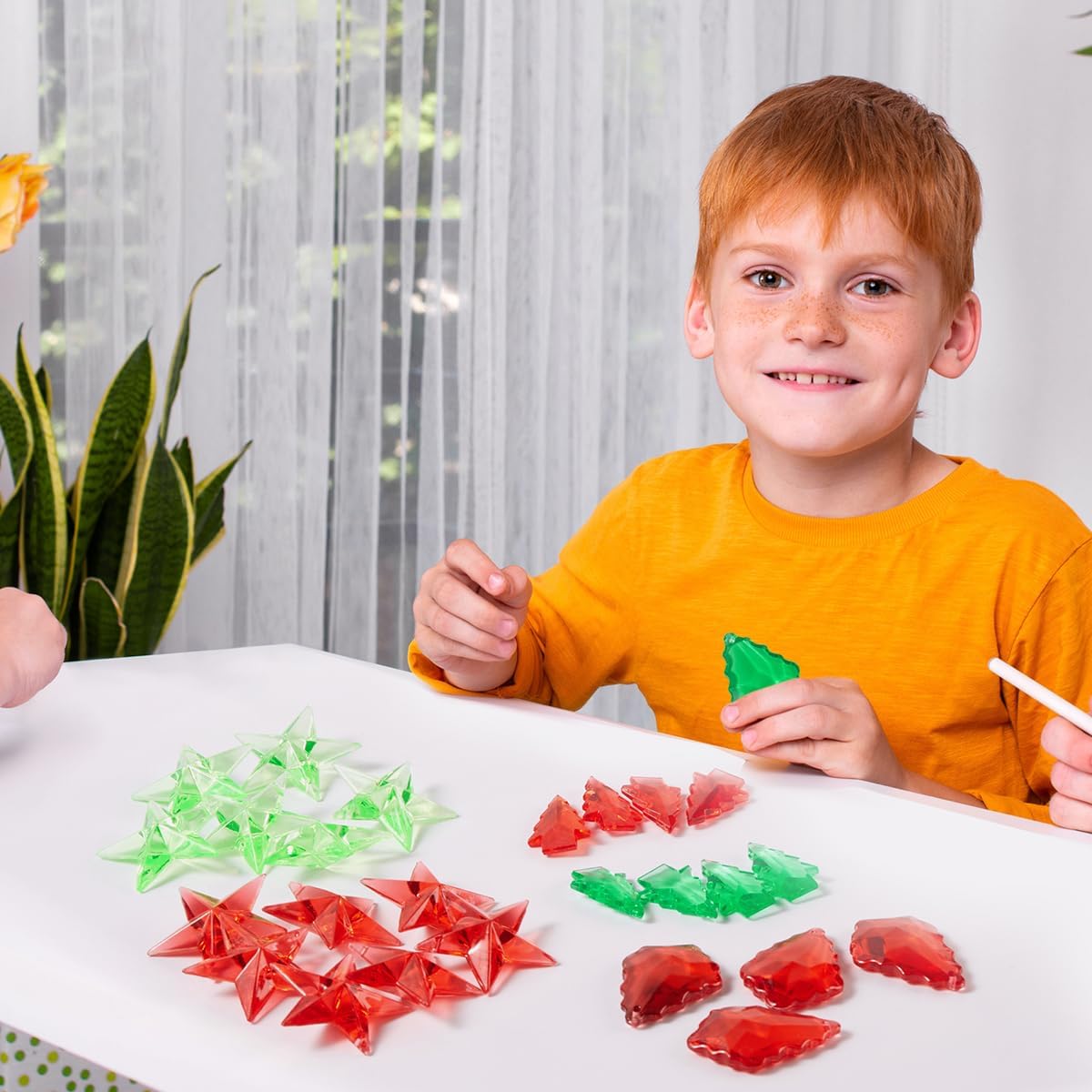 180 piezas de copos de nieve de pino acrílico con forma de estrella, color rojo y verde, gemas de cristal de Navidad para dispersión de mesa,