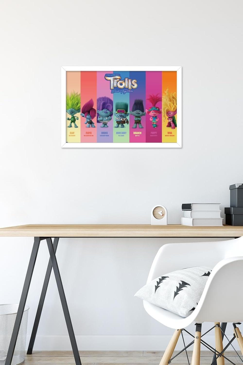 Trends International Trolls Band Together – Póster de pared Perfect Harmony, 14.72 x 22.37 pulgadas, versión enmarcada en blanco