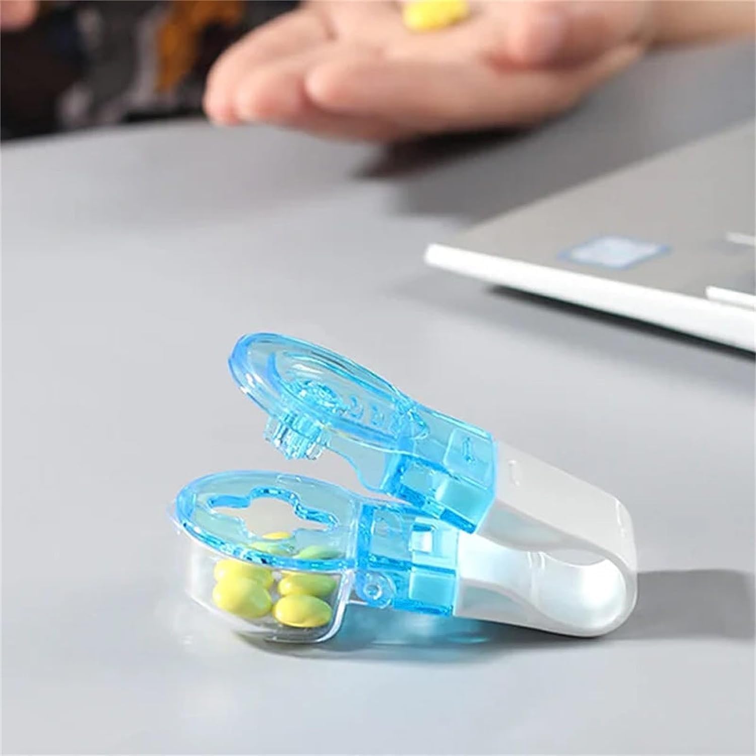 Pastillero portátil, dispensador de pastillero portátil de bolsillo 2023, caja de almacenamiento, dispensador de medicamentos fácil de sacar