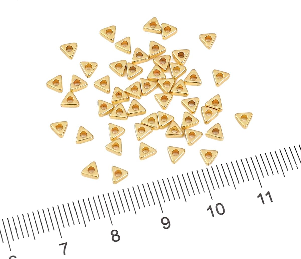Beadia Cuentas espaciadoras triangulares chapadas en oro de 14 quilates, 0.138 x 0.059 in, 50 unidades para hacer joyas, no se deslustran