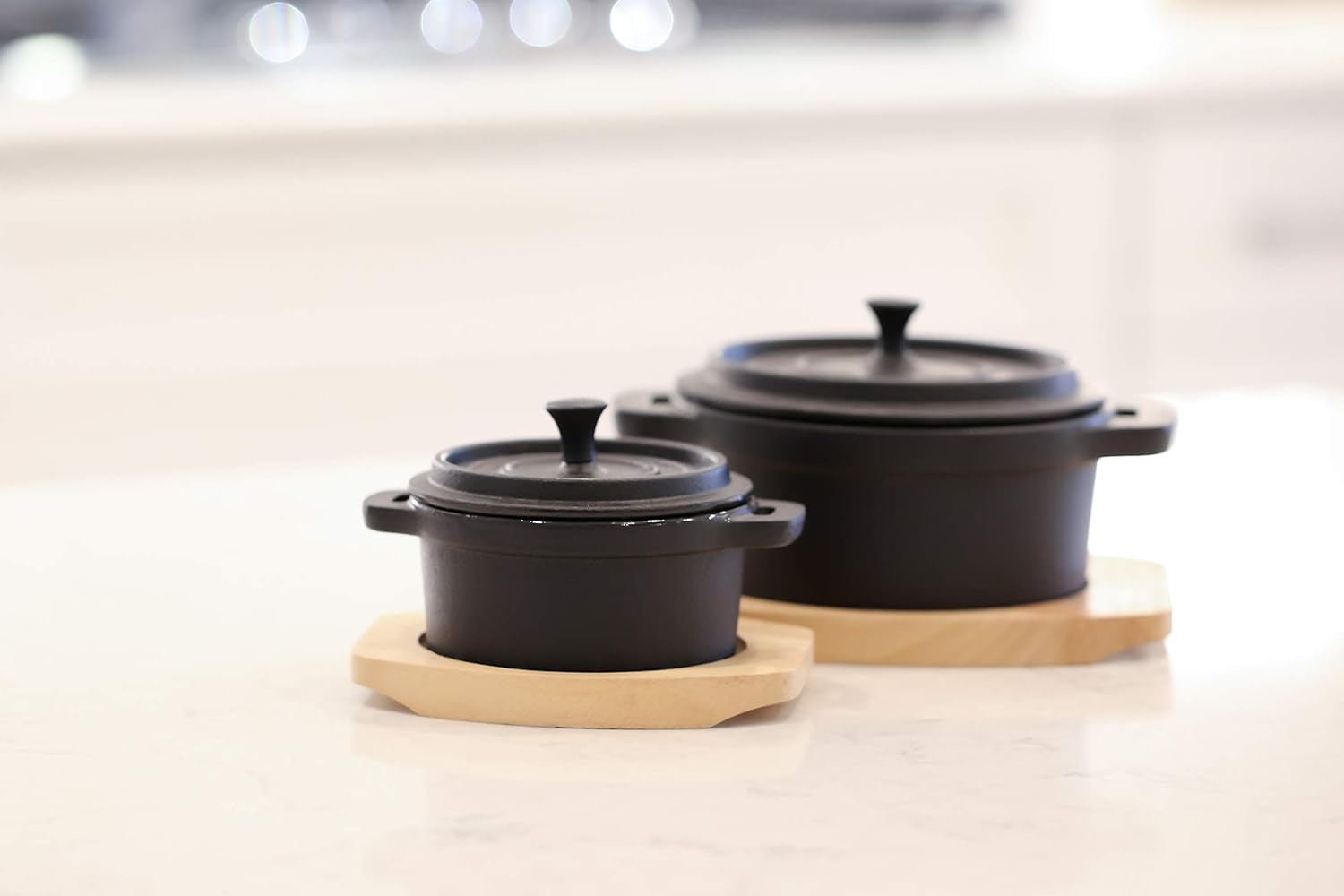 Frieling Mini horno holandés de hierro fundido con interior esmaltado y salvamanteles de madera, 1 taza, negro