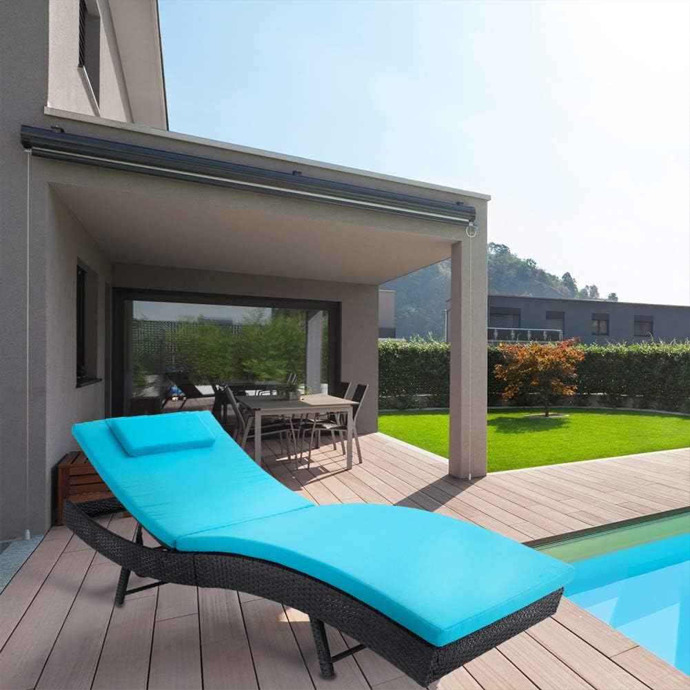 SOLAURA Tumbona de patio para exteriores ajustable, silla reclinable de mimbre negra para todo tipo de clima y sofá con cojín grueso azul y cama