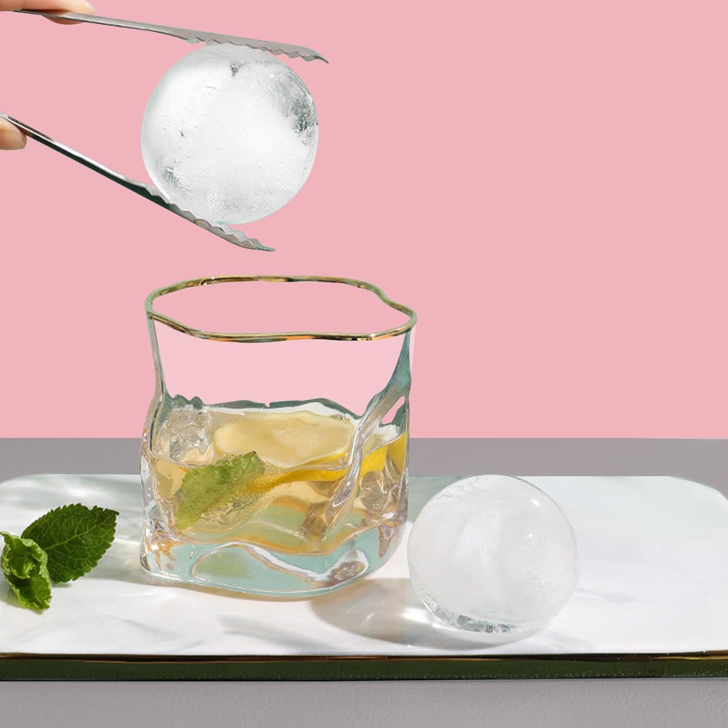 WIBIMEN Bandeja grande para cubitos de hielo, molde de hielo de whisky de 2.5 pulgadas, paquete de 2 moldes de cubitos de hielo con cubo y pinzas,