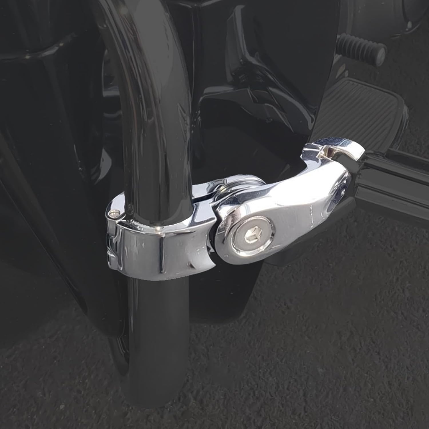 Estriberas cortas en ángulo para motocicleta de 1.25 pulgadas, reposapiés de barra de choque con abrazaderas kit de soportes compatible con Harley