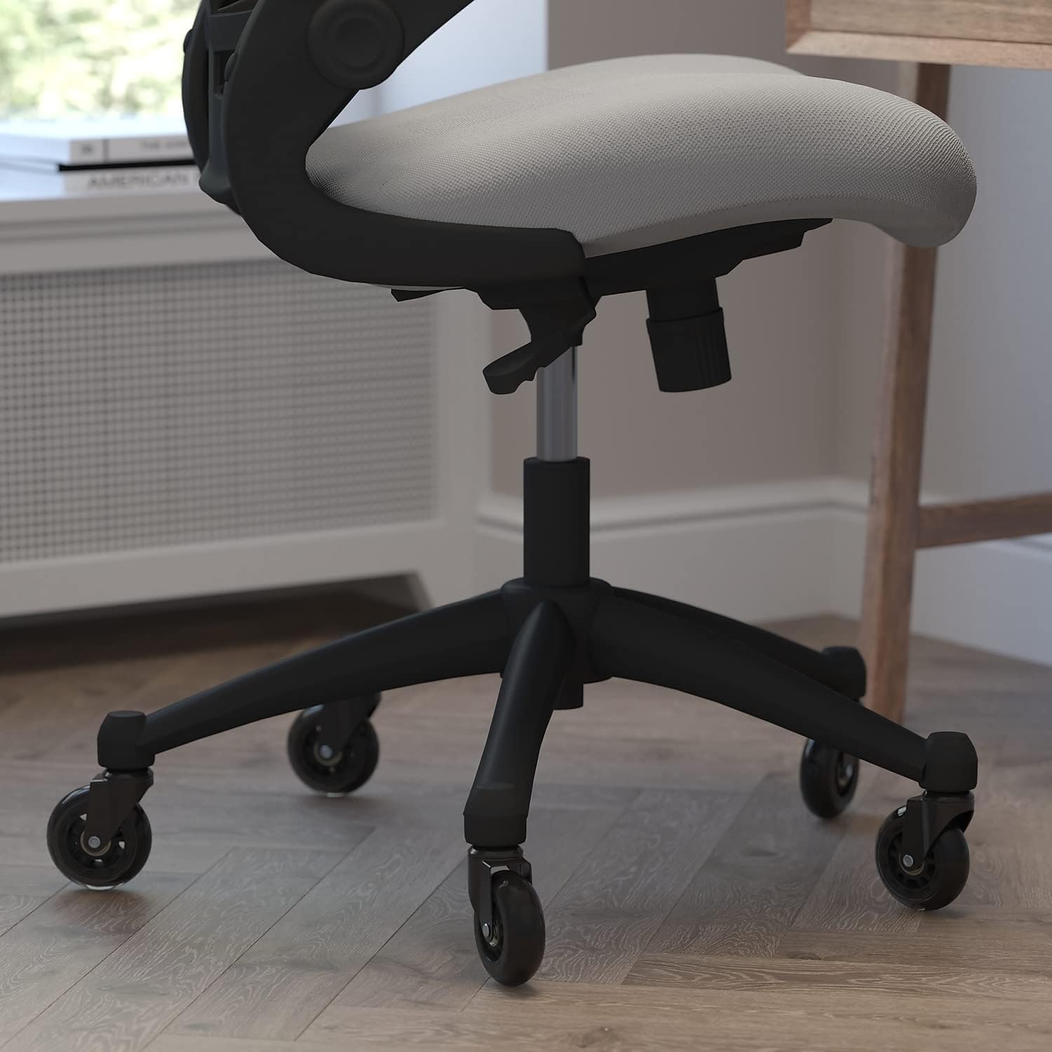 Flash Furniture Kelista Silla ergonómica giratoria de malla gris oscuro con brazos abatibles y ruedas transparentes