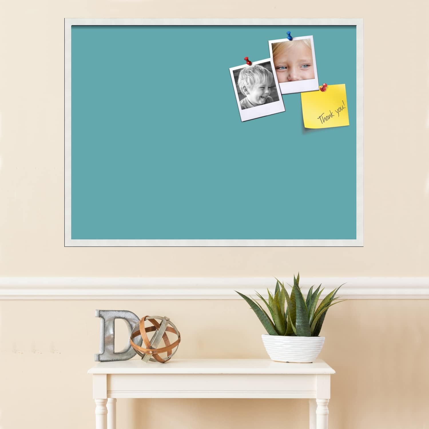 Tablero de anuncios de corcho de 40 x 30 pulgadas. Este tablero decorativo enmarcado viene con diseño pastel aguamarina y marco blanco satinado.