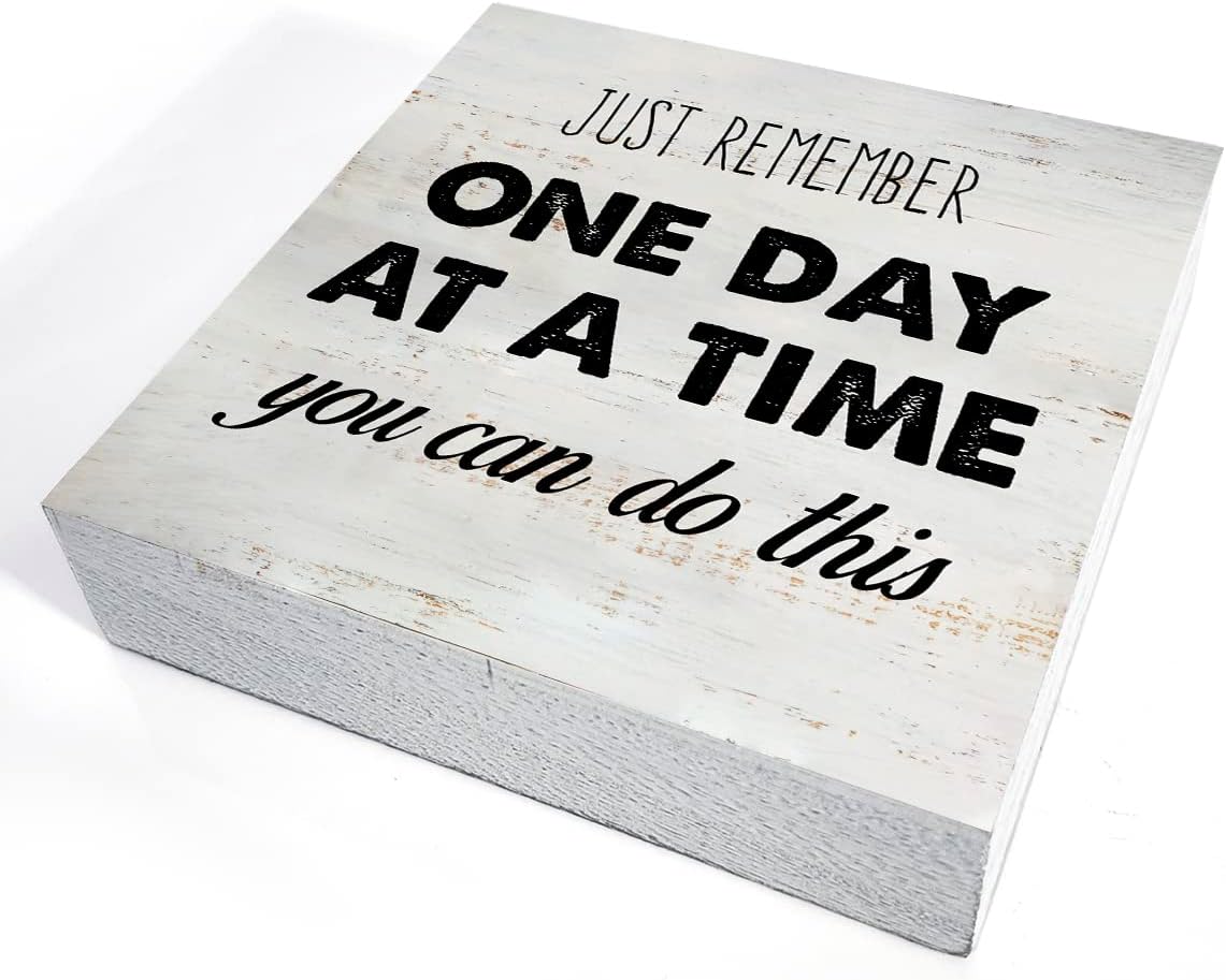 Cartel rústico de madera con texto en inglés “One Day at a Time”, inspirador motivacional, caja de madera motivacional para casa de campo, oficina,