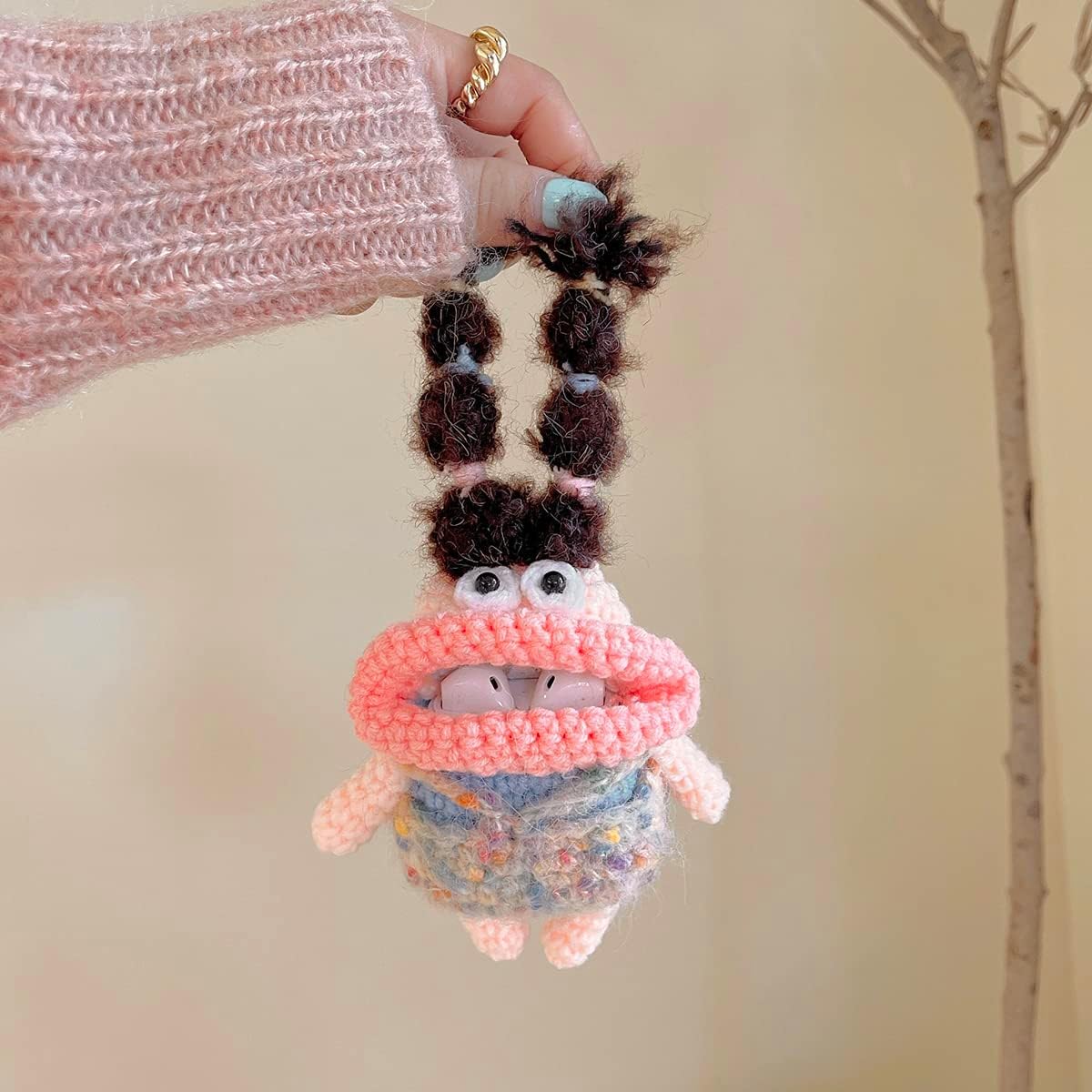 Yatchen Funda de felpa para AirPods Pro, Kawaii Linda muñeca de piel de dibujos animados 3D, diseño de salchicha con rana, divertido mini Airpods