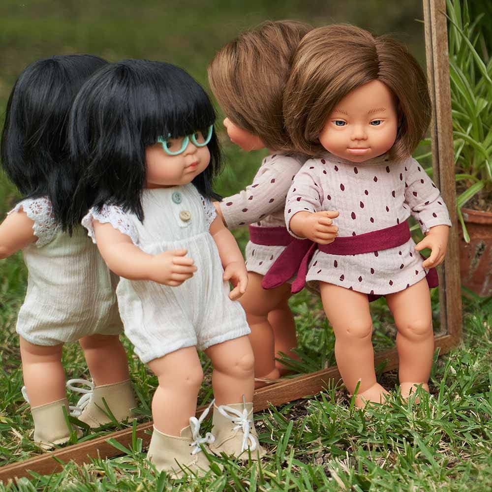 Miniland Muñeca asiática de 15” con gafas (Polybag) – Hecho en España, anatómicamente correcto, calidad
