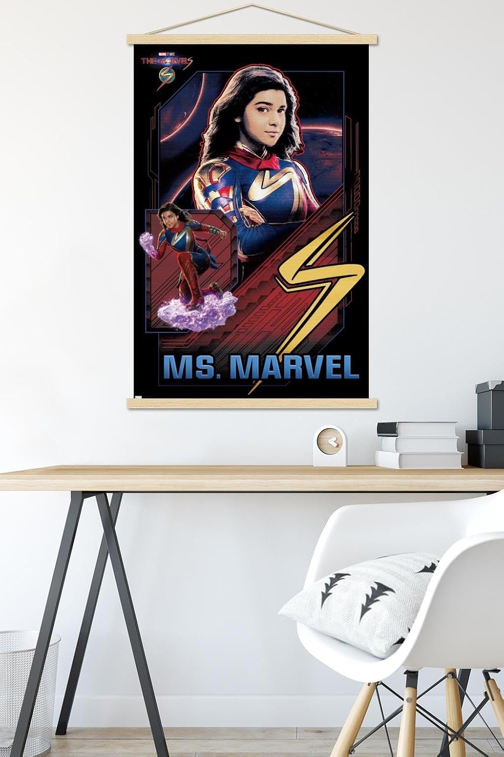Trends International Marvel The Marvels – Póster de pared de Ms. Marvel, 22.37 x 34.00 pulgadas, paquete de impresión premium y colgador de madera