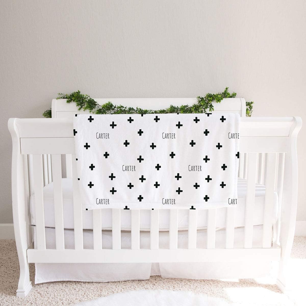 Manta de bebé personalizada moderna con estampado de cruz en blanco y negro, Blanco