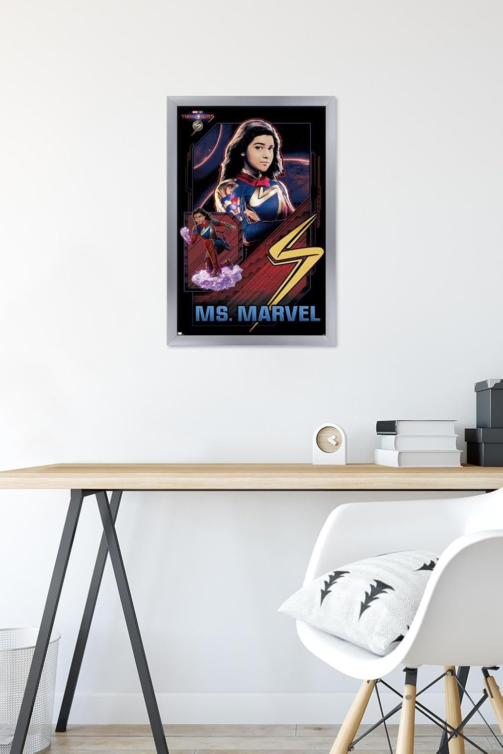Trends International Marvel The Marvels – Póster de pared de Ms. Marvel, 14.72 x 22.37 pulgadas, versión enmarcada plateada