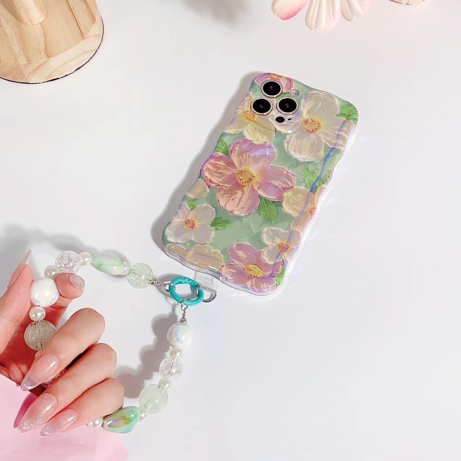NITITOP Funda compatible con iPhone 13 Pro Max, bonita funda de pulsera con flores de aceite y correa de muñeca con cordón verde para mujeres y