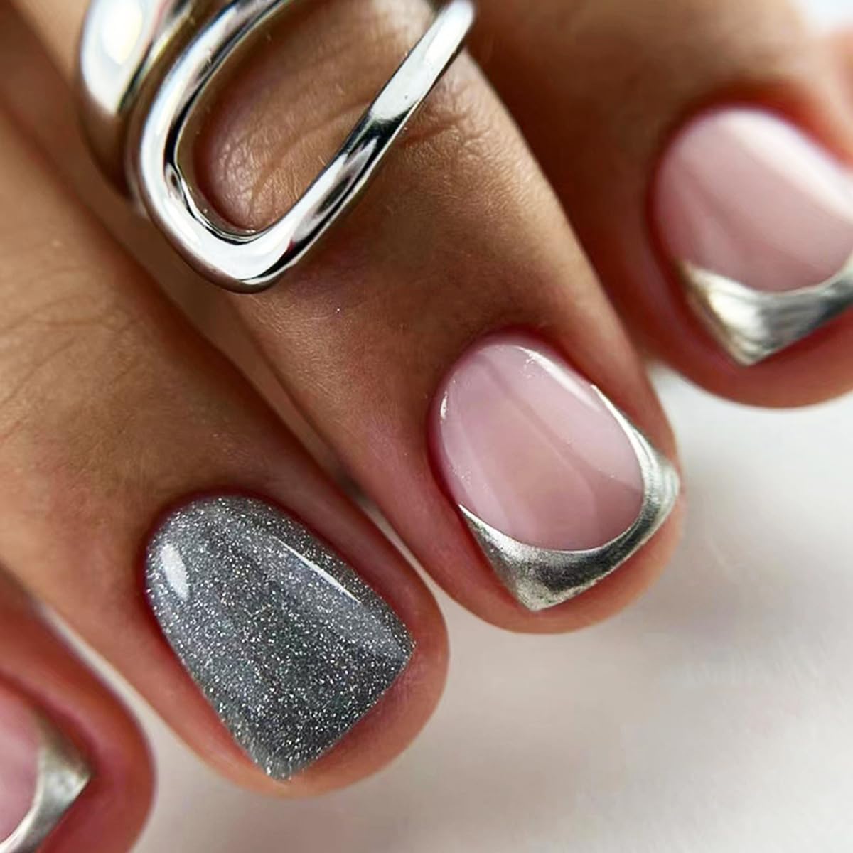 BettyCora – Uñas postizas cortas a presión, 24 puntas francesas cuadradas con pegamento para uñas, color plateado