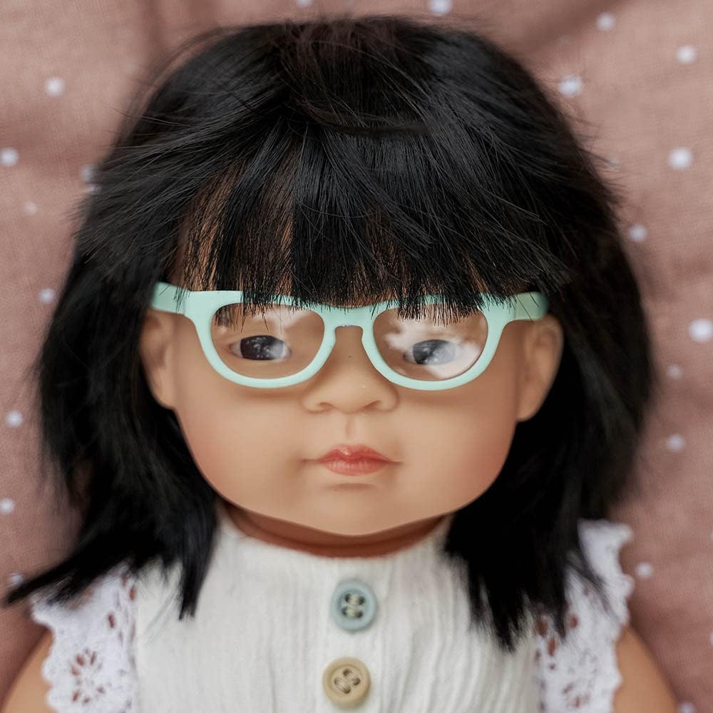 Miniland Muñeca asiática de 15” con gafas (Polybag) – Hecho en España, anatómicamente correcto, calidad