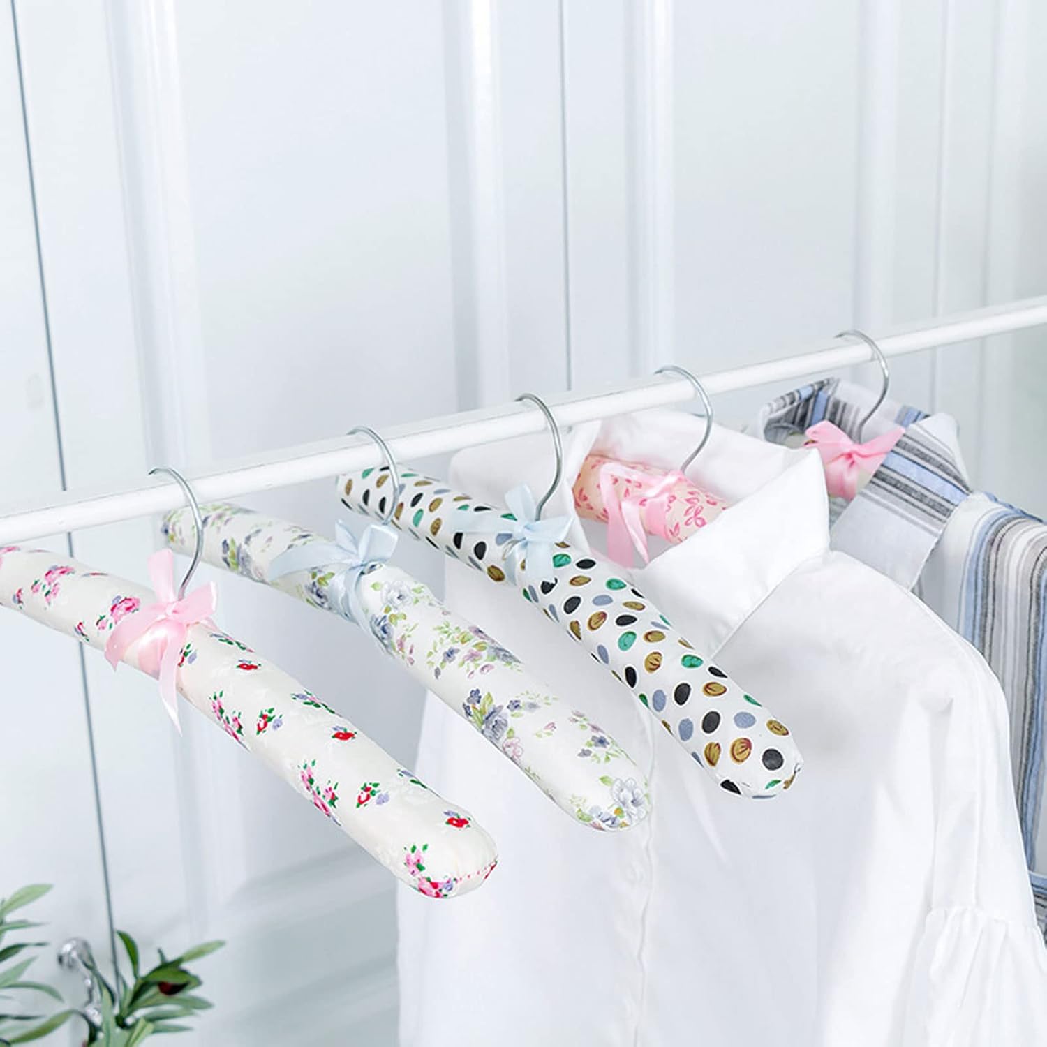 Paquete de 5 perchas acolchadas de satén para ropa de mujer, perchas antideslizantes de tela de esponja para ropa, percheros para suéter, abrigo,