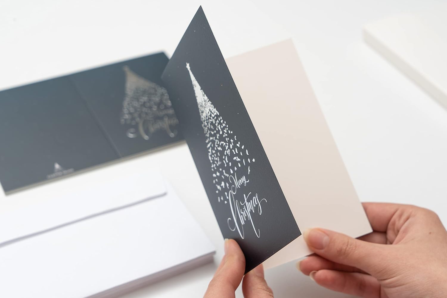 CLEVER SIGNS Tarjetas de Navidad de lámina plateada, paquete de 24 con sobres, tarjetas de Navidad en caja, tarjetas de Navidad a granel, tarjetas
