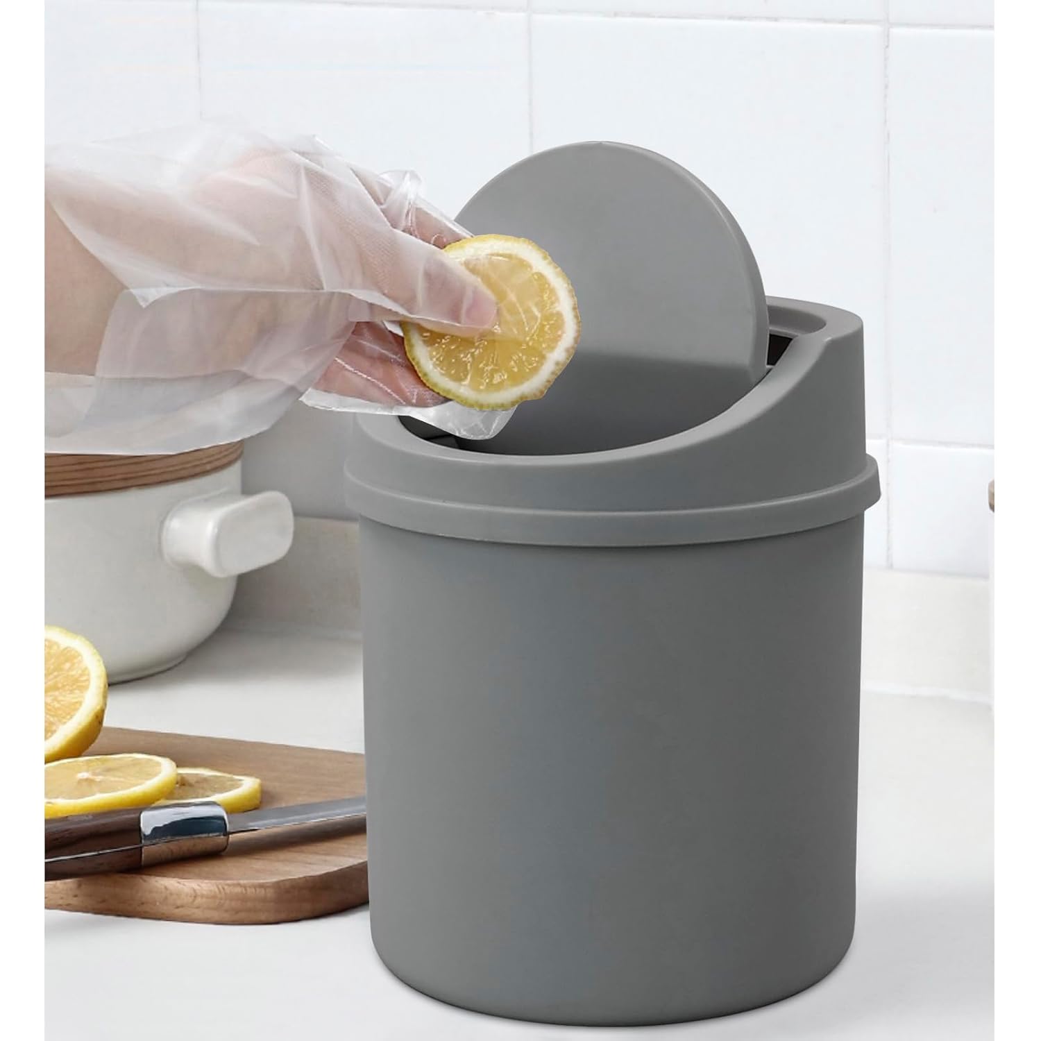 Mini bote de basura de plástico con tapa abatible, bote de basura pequeño de 0.7 galones, color gris
