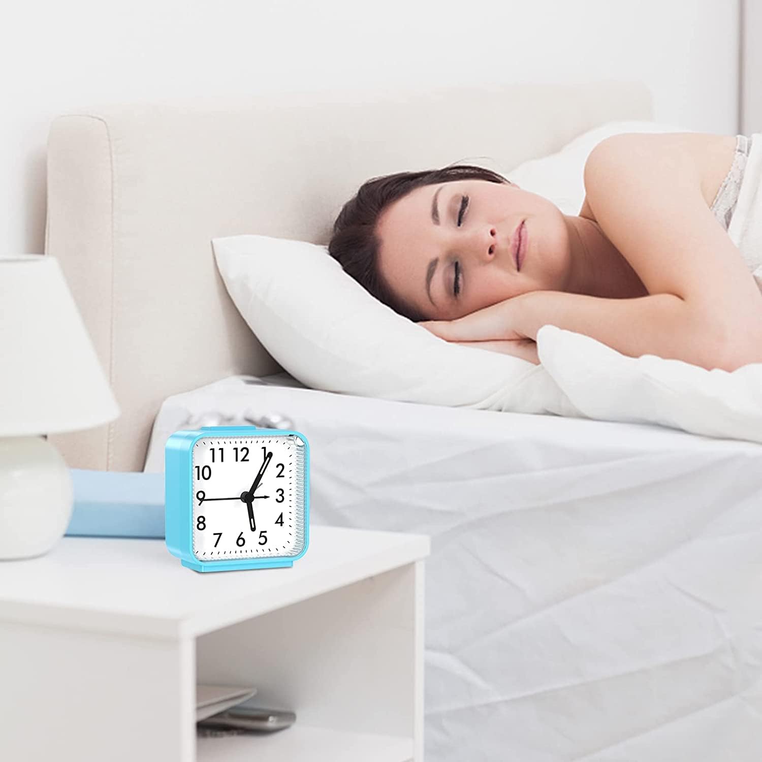 AMIR Reloj despertador analógico, reloj pequeño silencioso sin tictac, reloj despertador de viaje con repetición y luz, sonidos de pitido