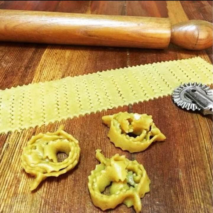 Sellos de cortador de ravioles con rueda de rodillo resistente y estable, molde redondo con mango de madera y borde estriado, cortador de pasta para