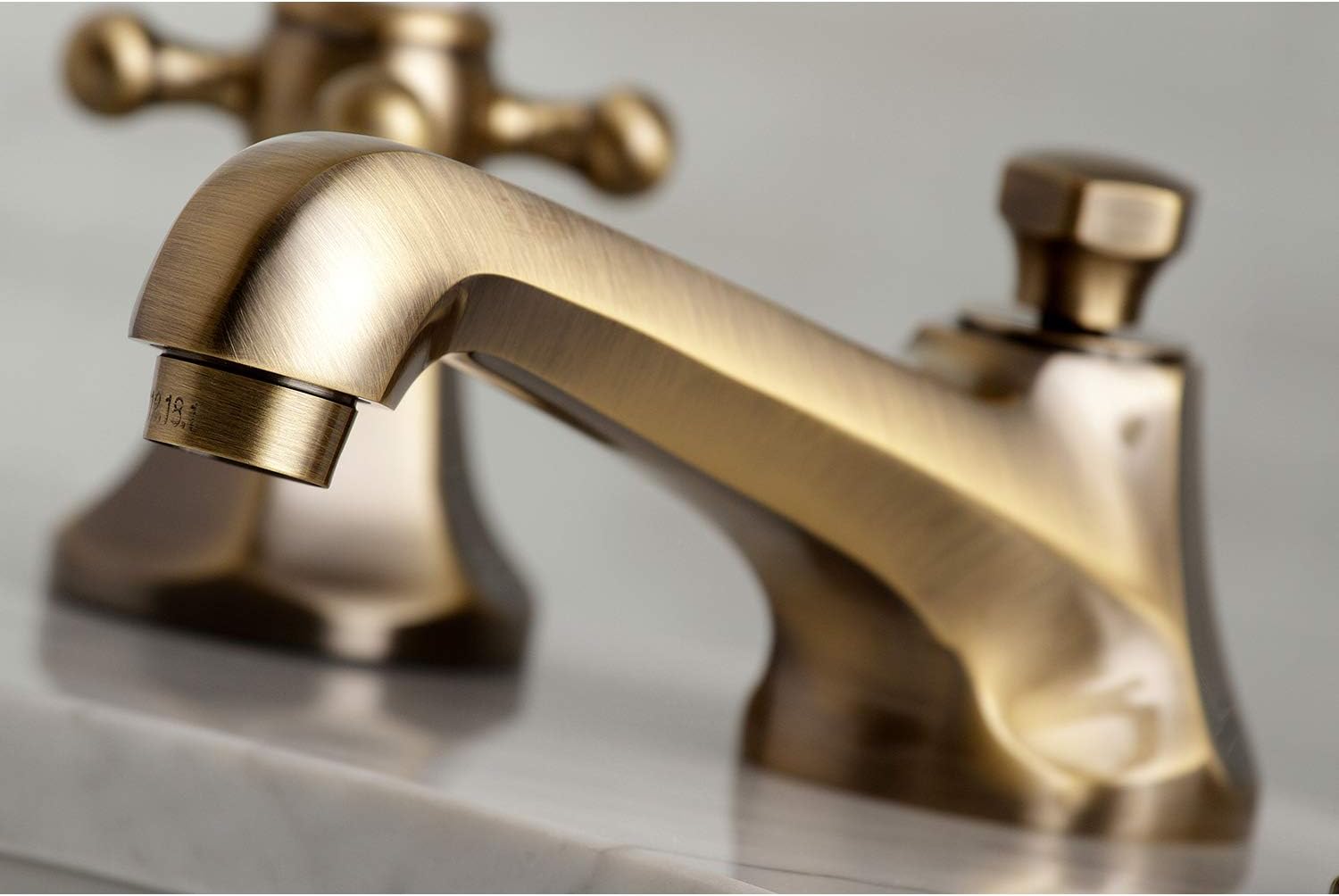 Kingston Brass KS4463BX Grifo de baño extendido de 8 pulgadas, latón antiguo