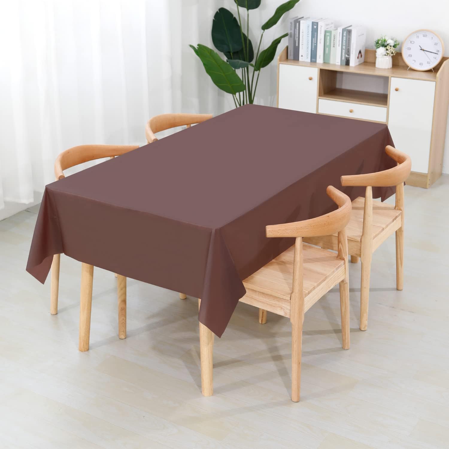 Paquete de 6 manteles de plástico desechables de alta calidad de 54 x 108 pulgadas, manteles desechables para mesas de 6 a 8 pies, interiores o