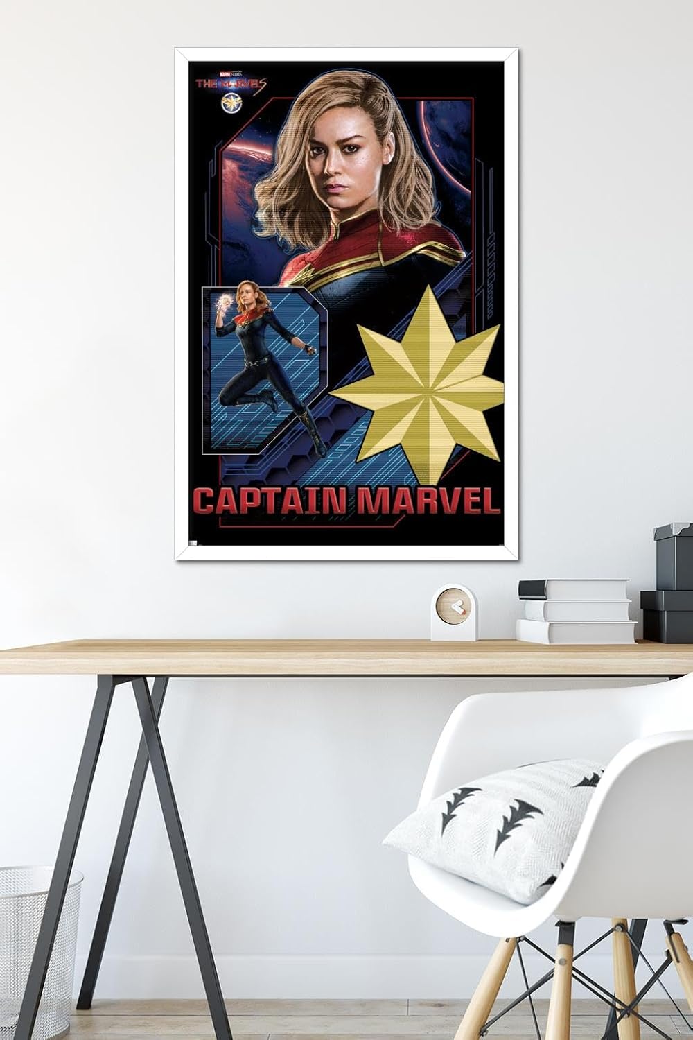Trends International Marvel The Marvels – Póster de pared de Capitán Marvel, 22.37 x 34.00 pulgadas, versión enmarcada en blanco