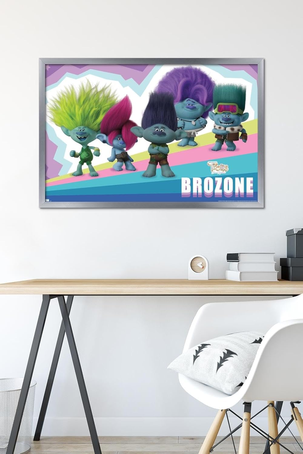 Trends International Trolls Band Together – Póster de pared de brozone, 22.37 x 34.00 pulgadas, versión enmarcada en plata