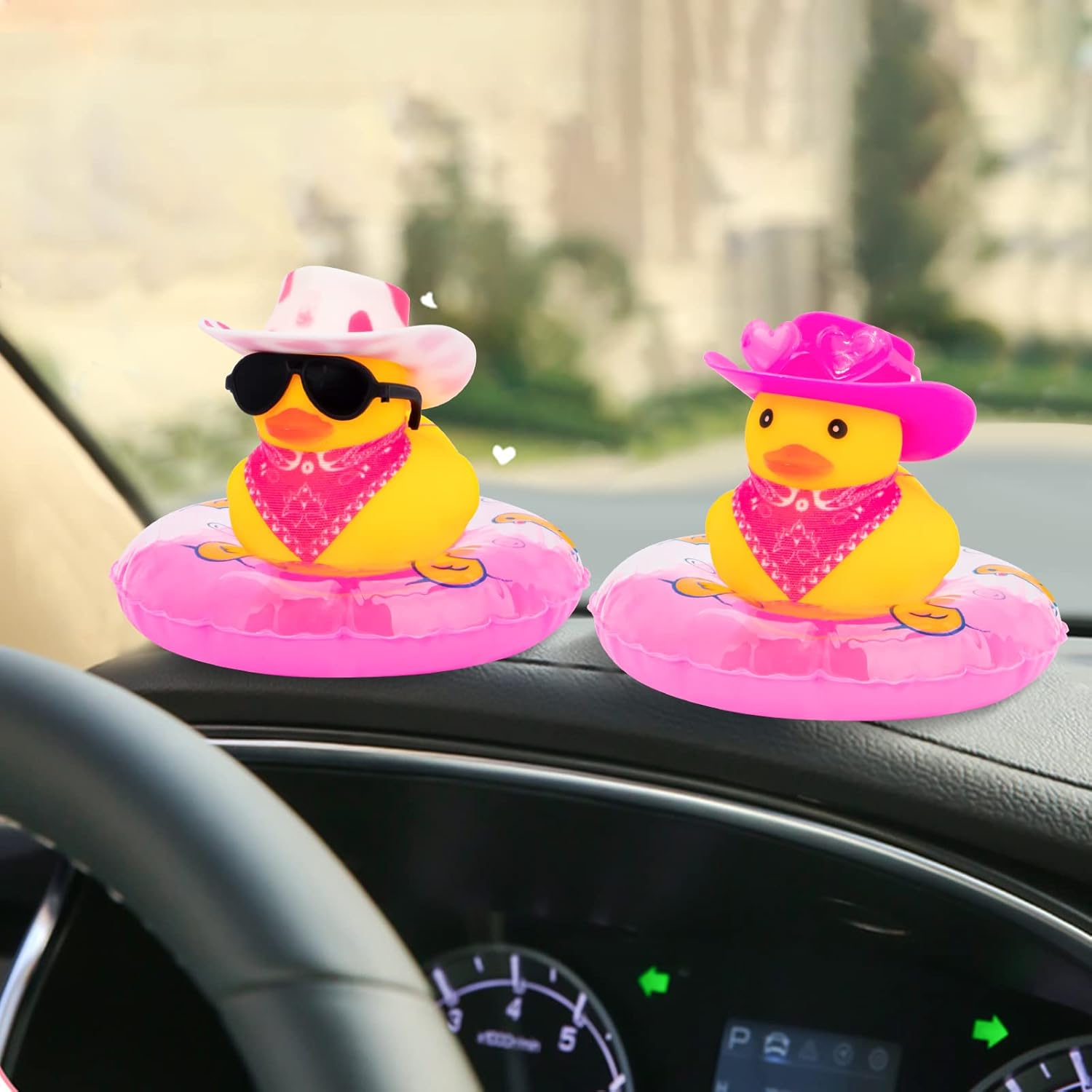 wonuu Decoración de pato de goma para automóvil, accesorios de decoración de tablero de instrumentos de vaquero occidental con mini anillo de