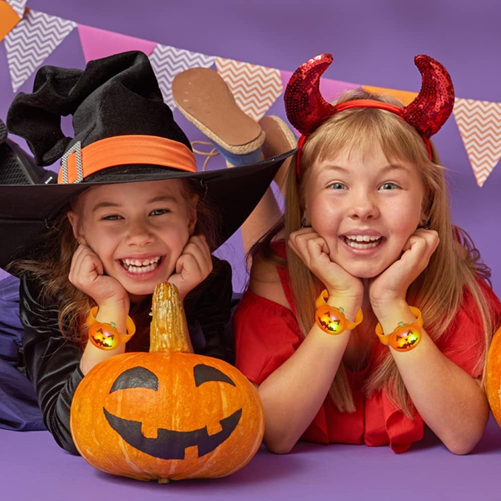 ArtCreativity Pulseras de Halloween iluminadas, juego de 6, pulseras de Jack o Lantern para niños con 3 modos de iluminación, accesorios de disfraz