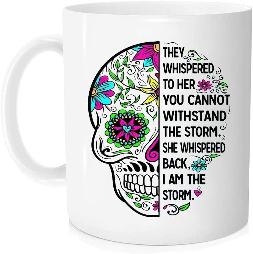 Babimarkeebei Taza de café blanca divertida con texto en inglés “They susurrated to her you can’t stand the storm she whispered back I am the storm,