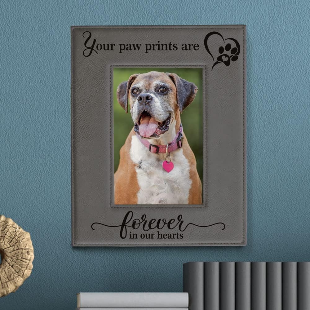 KATE POSH – Your Paw Prints are Forever in our Hearts. Marco de fotos de cuero grabado. Regalo conmemorativo para mascotas, pérdida de perro y gato,