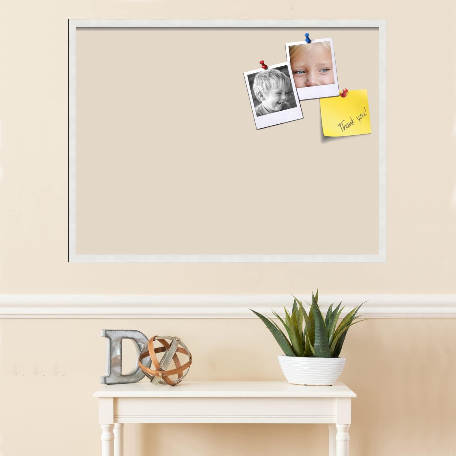 PinPix Tablero de anuncios de corcho de 40 x 30 pulgadas. Este tablero decorativo enmarcado viene con diseño pastel del desierto y marco blanco