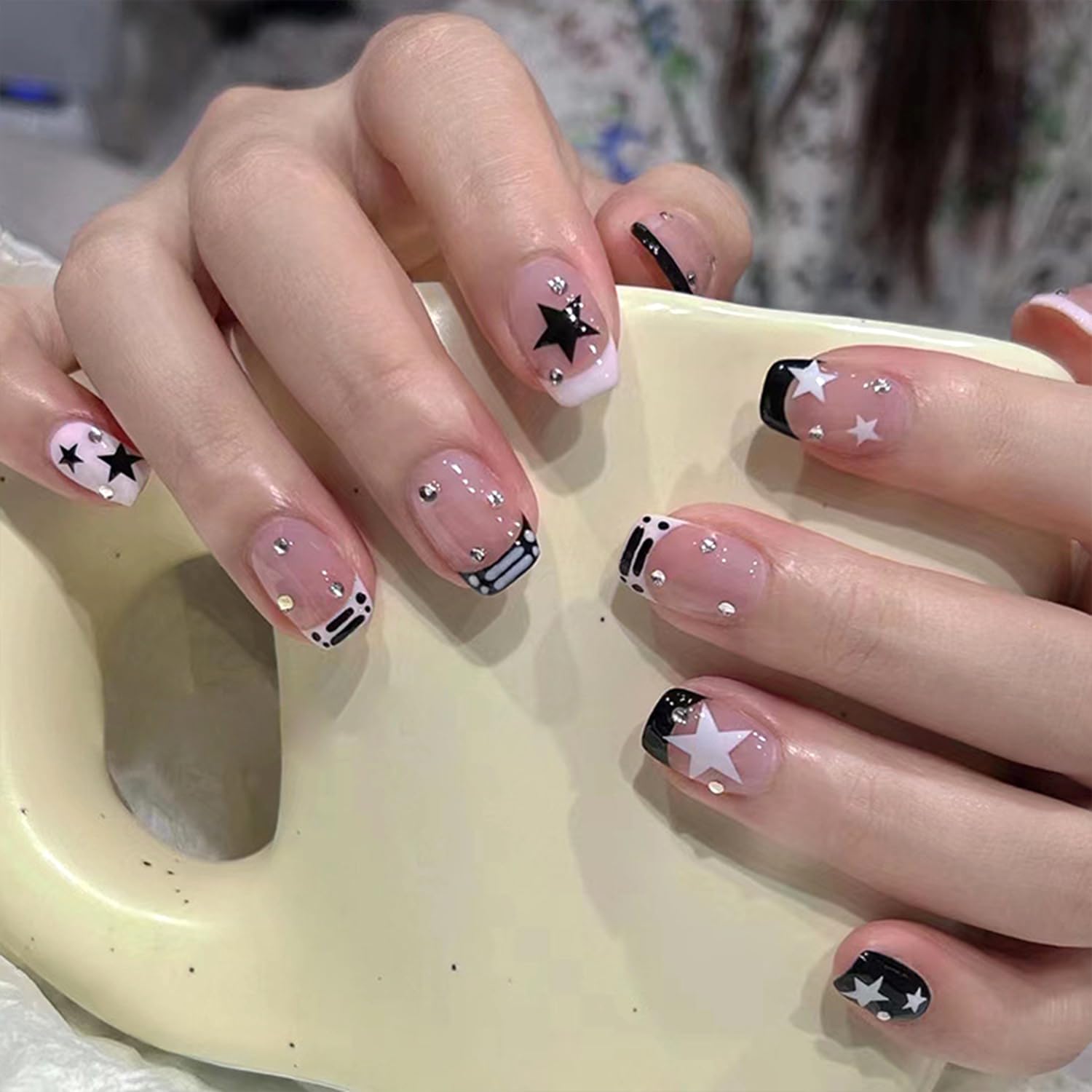 Uñas postizas a presión con punta francesa, uñas postizas cuadradas cortas con diamantes de imitación de estrellas blancas y negras, uñas postizas