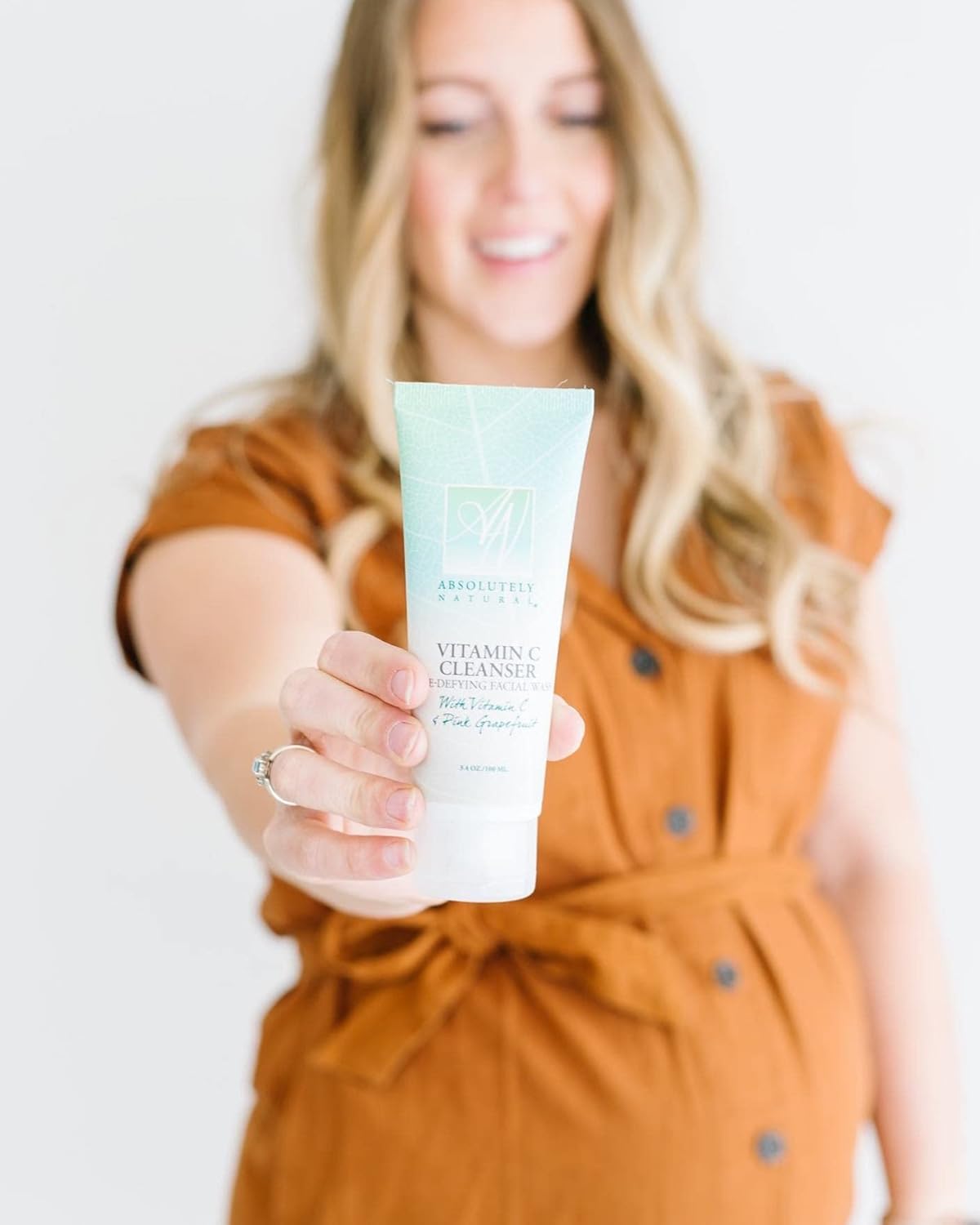 Limpiador de vitamina C, lavado facial antienvejecimiento y limpieza facial exfoliante reduce arrugas, manchas oscuras, manchas y brotes para una