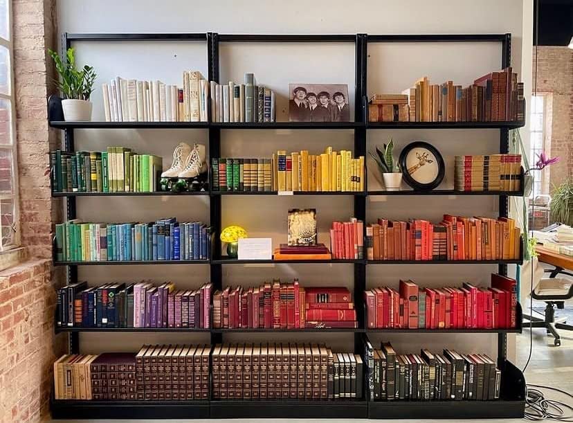Libros rojos modernos por color  Libros de tapa dura real para decoración del hogar  Paquete a granel de tapas duras decorativas para diseño