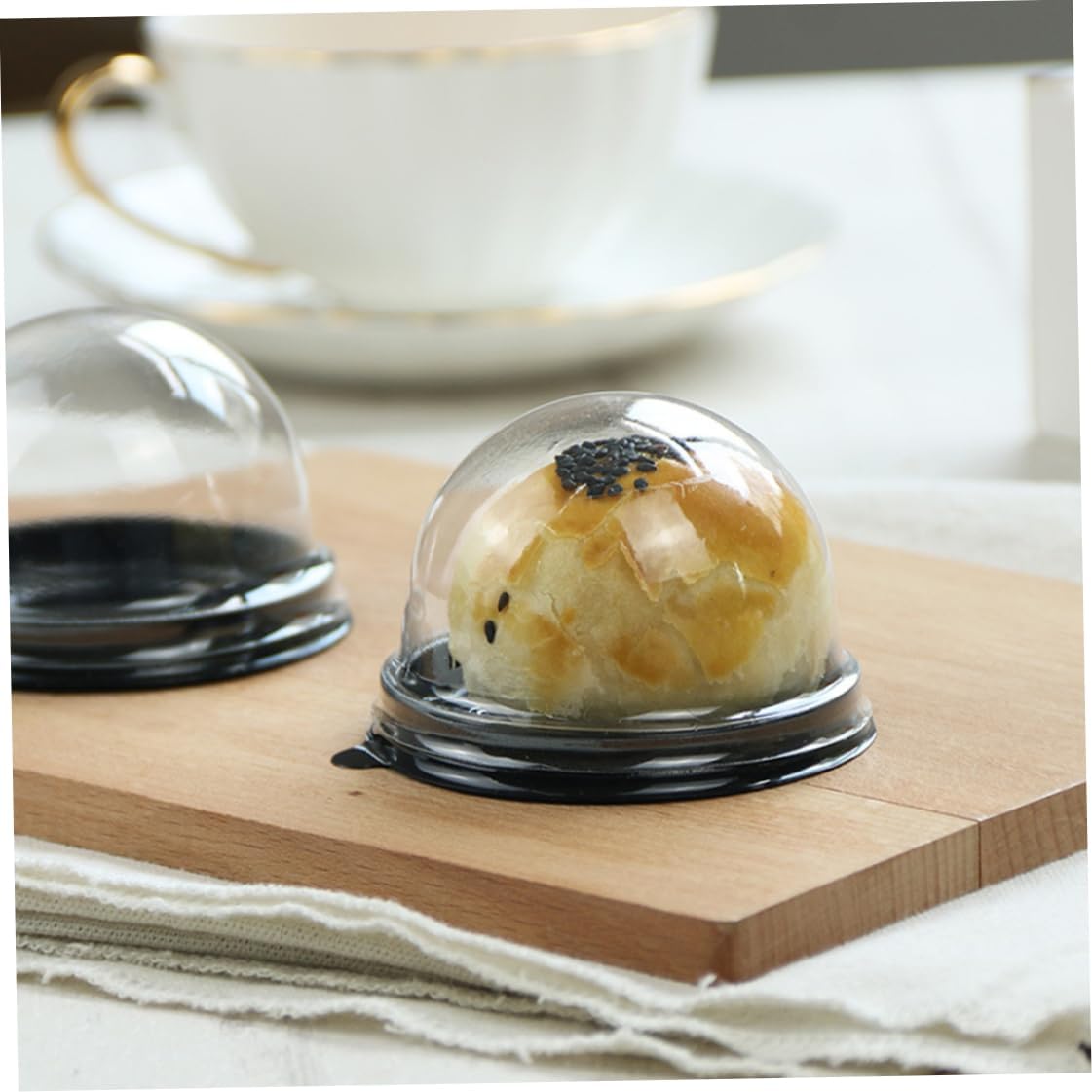Caja de embalaje Mini contenedor para tartas Mooncake Dome Box Muffin Pod Holder Plástico transparente individual con base negra, 50 unidades